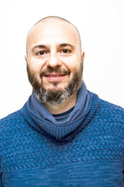 Beyaz arka plan üzerinde sakallı yakışıklı, kel adam