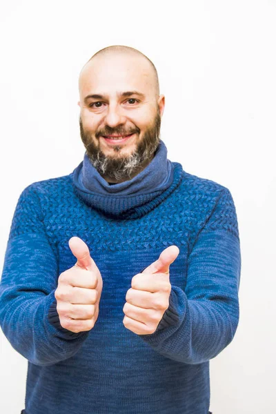 Hombre guapo y calvo con barba con el pulgar hacia arriba en señal de optim — Foto de Stock