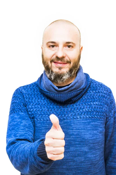 Schöner, glatzköpfiger Mann mit Bart und erhobenem Daumen im Zeichen des Optimismus — Stockfoto