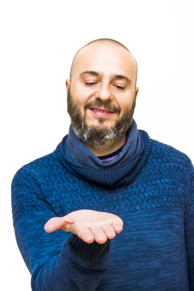 白い背景に開いている手でひげを持つハンサムなハゲ男 — ストック写真