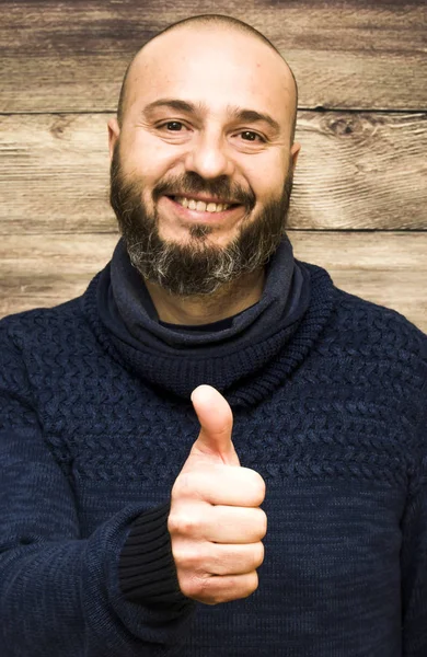 Knappe, kale man met baard met haar duim omhoog in teken van opti — Stockfoto