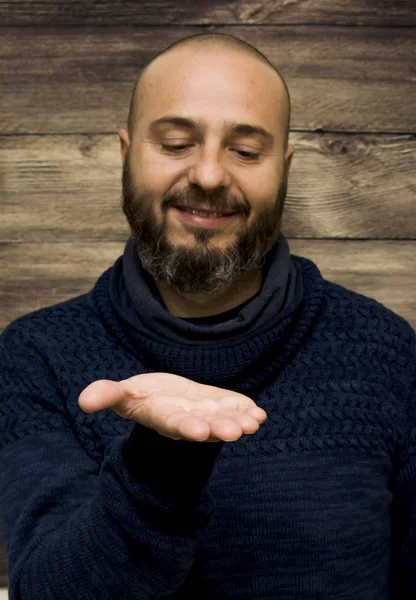 Hombre guapo y calvo con barba con la mano abierta sobre una madera —  Fotos de Stock