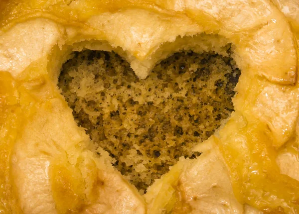 Torta di mele a forma di cuore cavo — Foto Stock