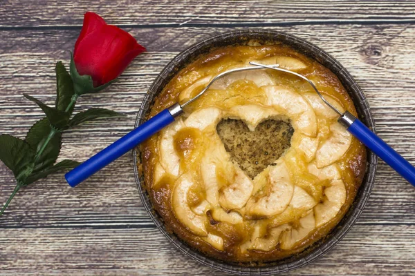 Torta di mele con un cavo a forma di cuore e due forchette in — Foto Stock