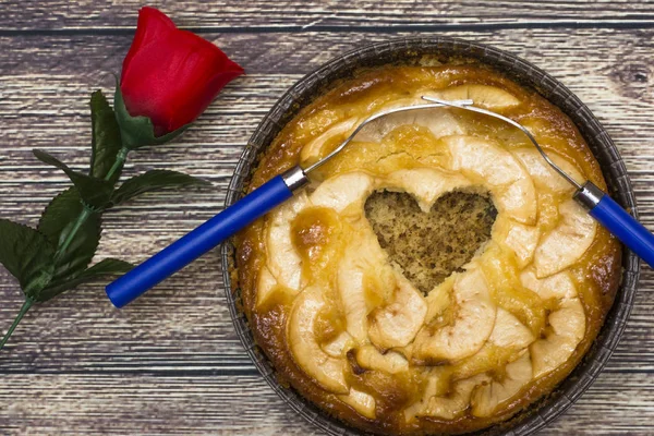 Torta di mele con un cavo a forma di cuore e due forchette in — Foto Stock