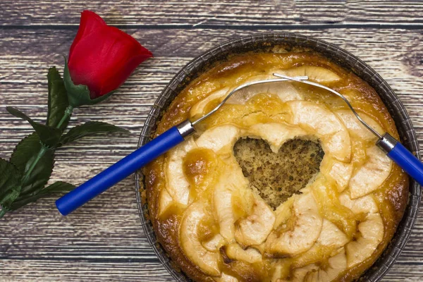 Torta di mele con un cavo a forma di cuore e due forchette in — Foto Stock