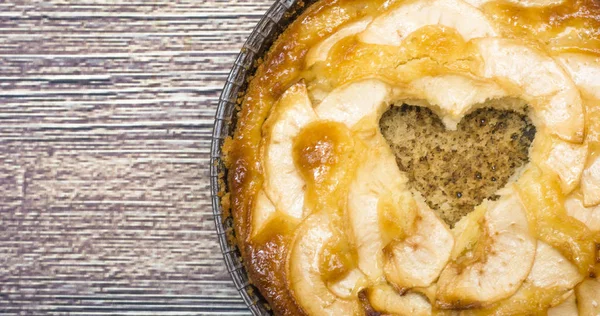 Torta di mele a forma di cuore cavo su un tavolo di legno — Foto Stock