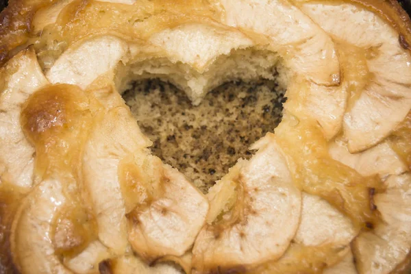 Torta di mele a forma di cuore cavo — Foto Stock