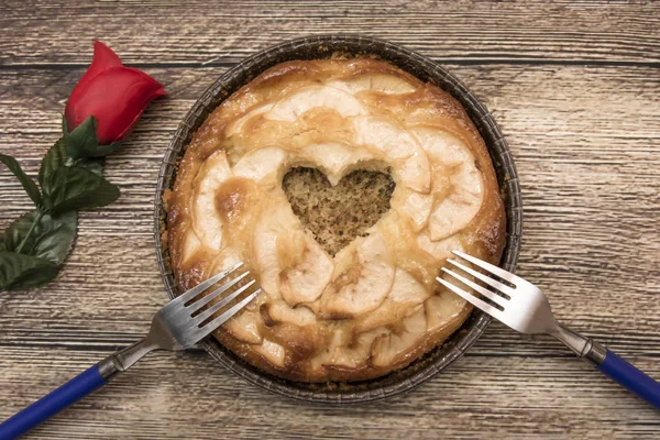 Torta di mele con un cavo a forma di cuore e due forchette o — Foto Stock
