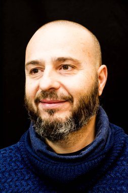 Siyah arka plan üzerine sakallı yakışıklı, kel adam