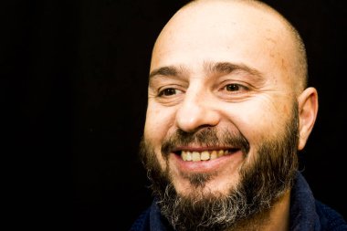 Siyah arka plan üzerine sakallı yakışıklı, kel adam