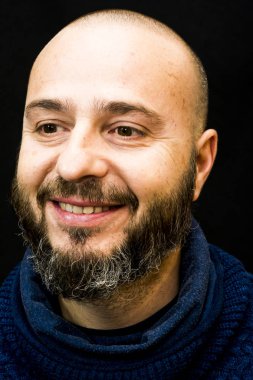 Siyah arka plan üzerine sakallı yakışıklı, kel adam