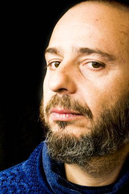 Siyah arka plan üzerine sakallı yakışıklı, kel adam