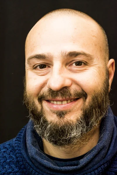 Hombre guapo y calvo con barba sobre fondo negro —  Fotos de Stock