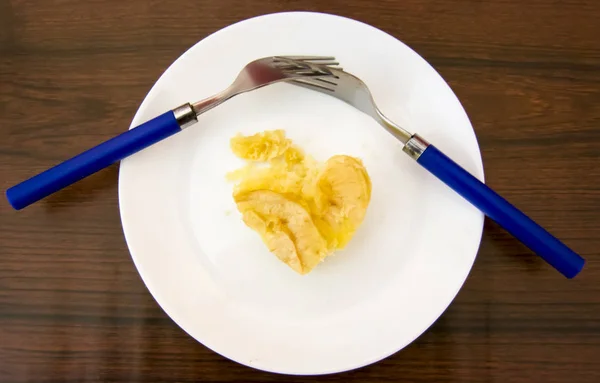Dilim elma pasta kalp şekli ve iki çatal üzerinde titreşimli — Stok fotoğraf