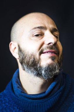 Siyah arka plan üzerine sakallı yakışıklı, kel adam