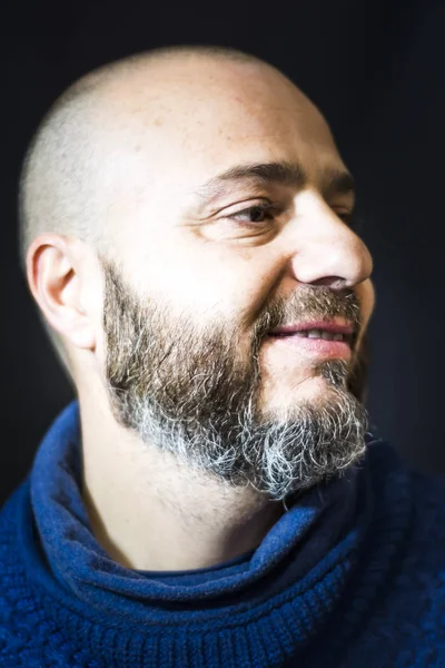 Hombre guapo y calvo con barba sobre fondo negro — Foto de Stock