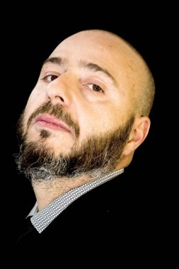 Takım elbise ve kravat, siyah backg ile sakallı yakışıklı, kel adam