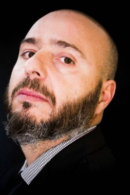 Takım elbise ve kravat, siyah backg ile sakallı yakışıklı, kel adam