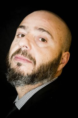 Takım elbise ve kravat, siyah backg ile sakallı yakışıklı, kel adam