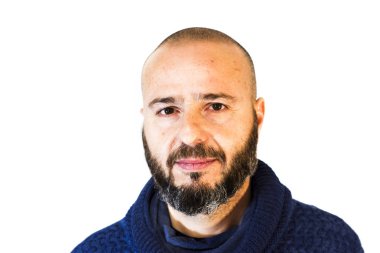 Beyaz arka plan üzerinde sakallı yakışıklı, kel adam