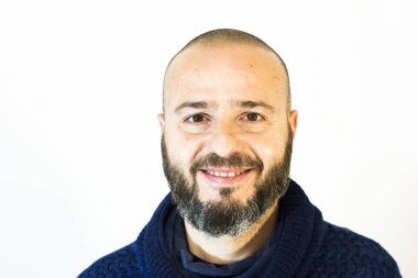 Beyaz arka plan üzerinde sakallı yakışıklı, kel adam