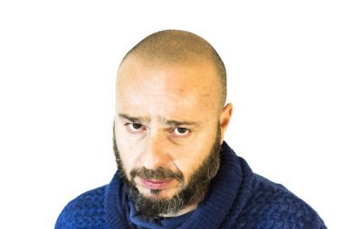 Beyaz arka plan üzerinde sakallı yakışıklı, kel adam