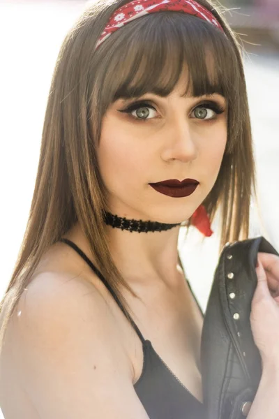 Portrait of a beautiful woman  in the street — Stock Photo, Image