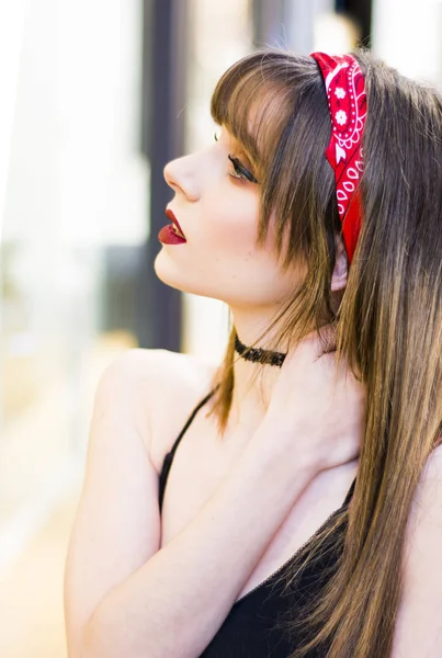 Portrait of a beautiful woman  in the street window shopping — Stock Photo, Image