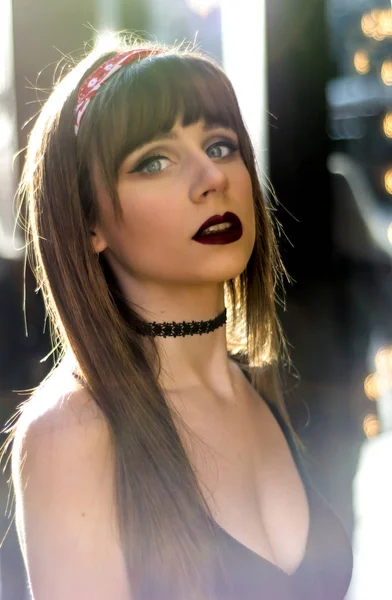 Retrato de una hermosa mujer en la calle ventana de compras — Foto de Stock