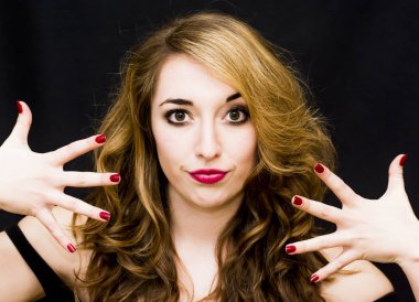 Elleri onun önünde yere uzanmış güzel kadın