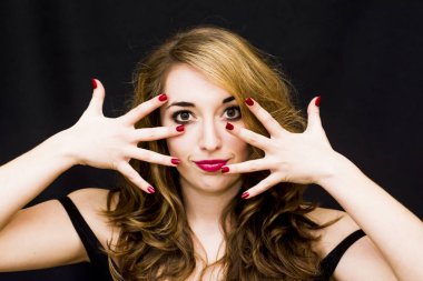 Elleri onun önünde yere uzanmış güzel kadın