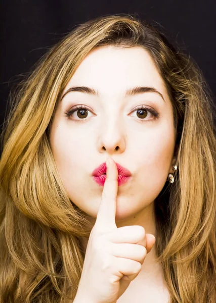 Mooie vrouw commandant van stilte met een gebaar van haar vinger — Stockfoto