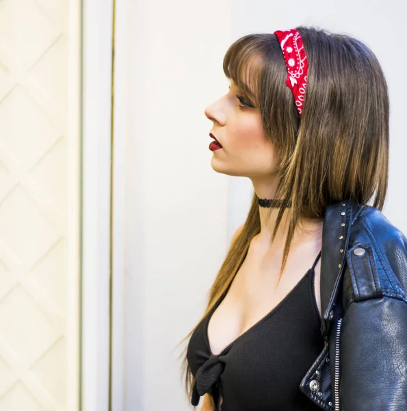 Retrato de una hermosa mujer en la calle ventana de compras — Foto de Stock