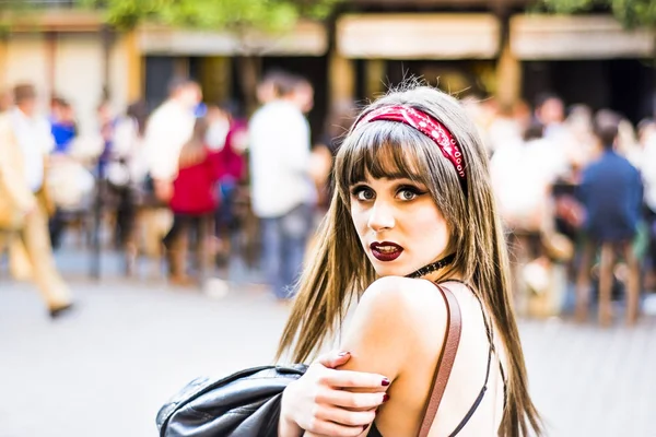 Portret van een mooie vrouw op straat — Stockfoto