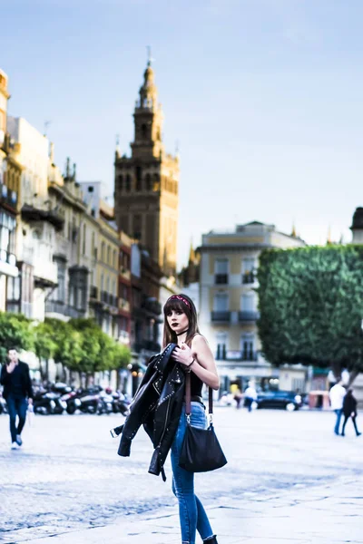 Retrato de una hermosa mujer en la calle —  Fotos de Stock