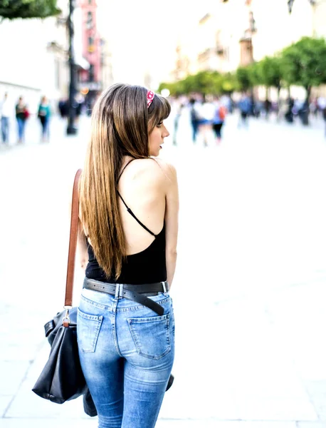 Retrato de uma bela mulher na rua — Fotografia de Stock