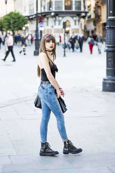 Portret van een mooie vrouw op straat — Stockfoto