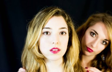 İki güzel kadın portre siyah arka plan üzerinde