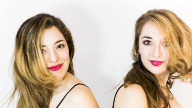 İki güzel kadın portre beyaz arka plan üzerinde