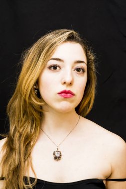 Güzellik kadını portre siyah arka plan üzerinde