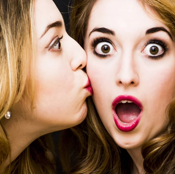 Dos hermosas mujeres donde una de ellas está dando un beso en la c — Foto de Stock