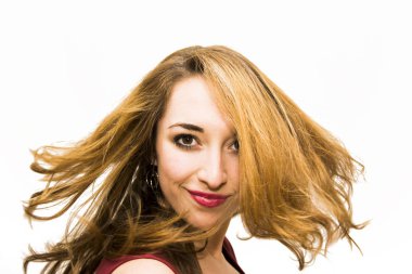 Güzel genç kadın saçlarını sallayarak portresi 