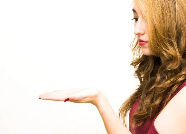 Belleza mujer con su mano abierta sobre fondo blanco — Foto de Stock