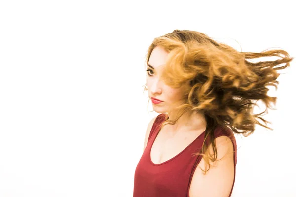 Güzel genç kadın saçlarını sallayarak portresi — Stok fotoğraf