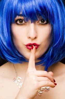 Sessizlik komuta güzellik kadın mavi peruk ve güneş gözlüğü. Por