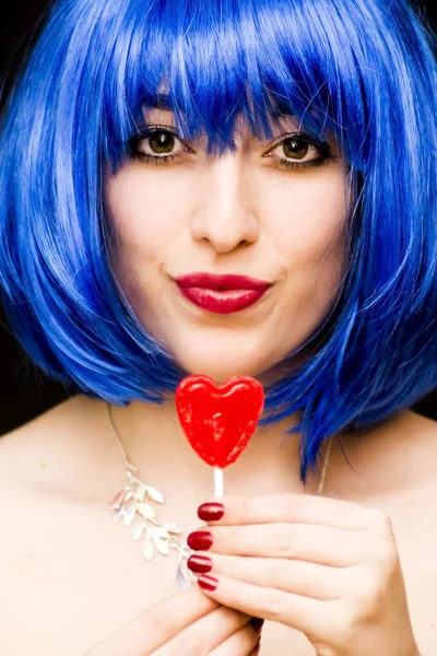 Красавица в синем парике и солнцезащитных очках и держа с ней ч — стоковое фото