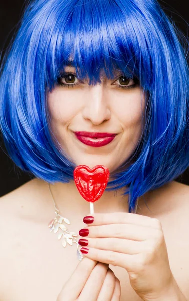 Красавица в синем парике и солнцезащитных очках и держа с ней ч — стоковое фото