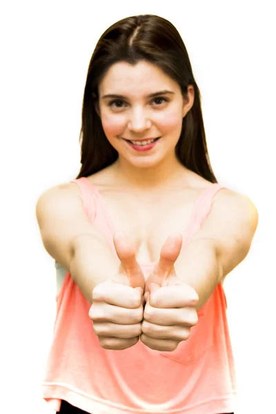 Retrato de uma mulher bonita com o polegar para cima em sinal de optim — Fotografia de Stock