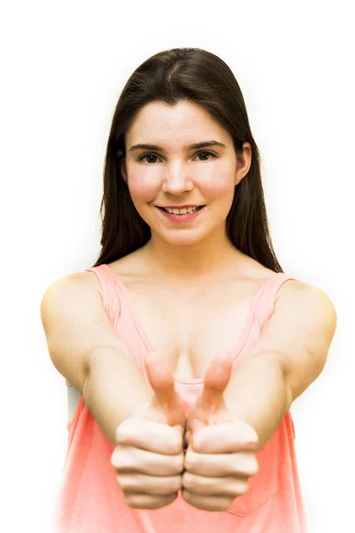 Retrato de uma mulher bonita com o polegar para cima em sinal de optim — Fotografia de Stock